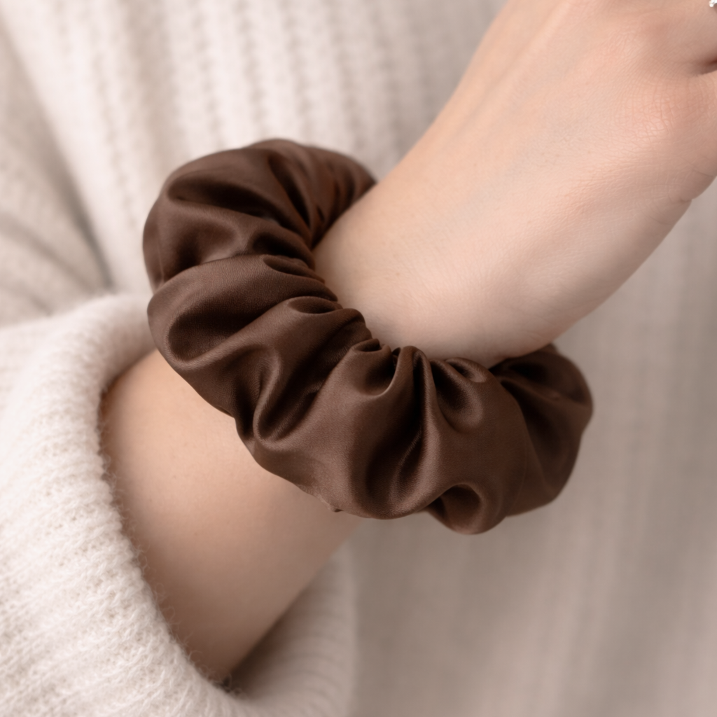 Scrunchie saténová gumička SINOA latte brown4